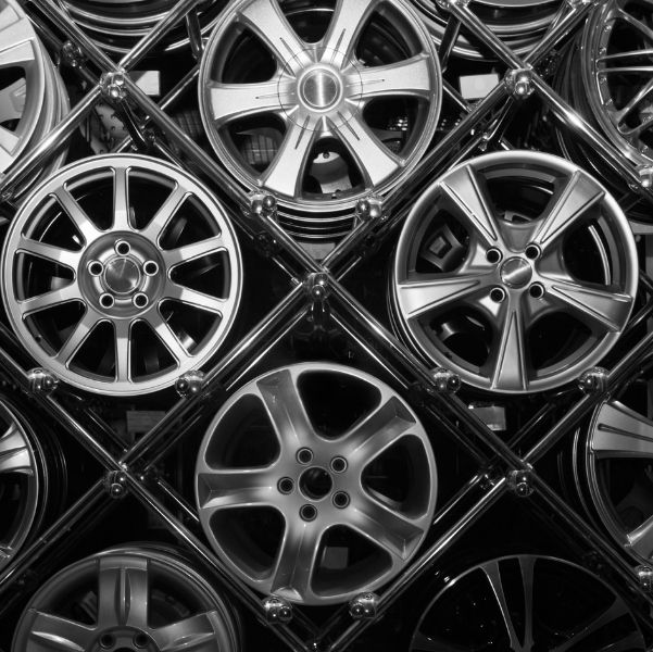 Van oto jant değişimi hizmeti sırasında aracın jant ve lastik değişiminin yapılması